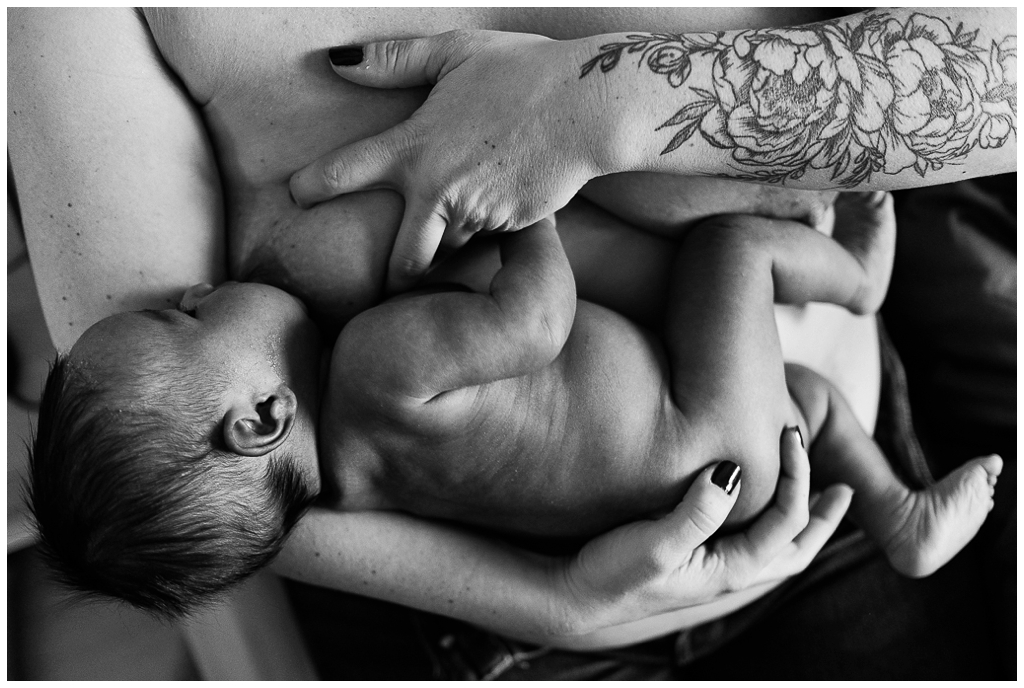 allaitement en noir et blanc. Audrey GUYON photographe bébé calvados