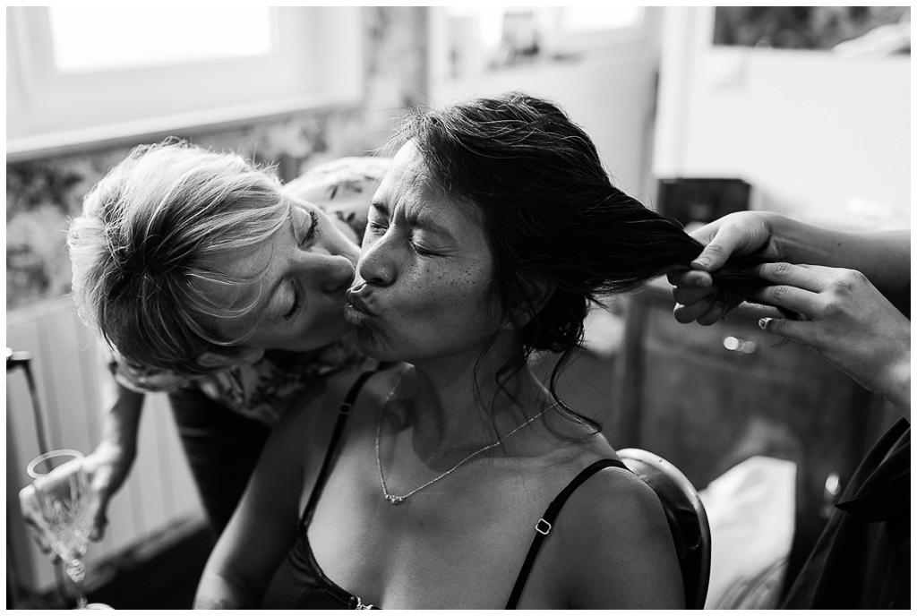 témoin de la mariée qui lui fait un bisou lors des préparatifs, audrey guyon photographe mariage calvados