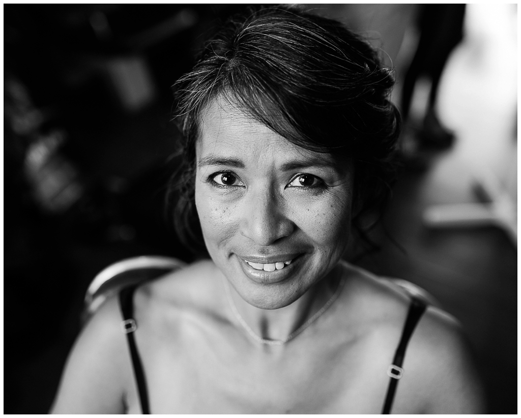 portrait de la mariée en noir et blanc chez joakim coiffeur barbier près de caen - audrey guyon photographe mariage calvados - mariage domaine albizia