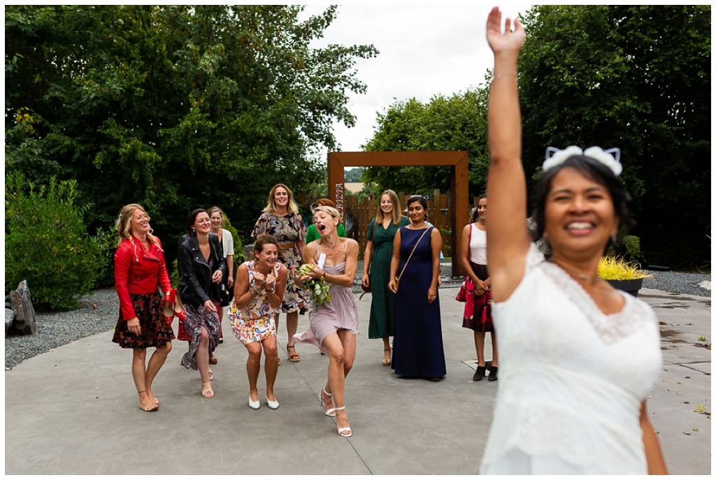 reportage photo mariage laique normandie - mariage domaine d'albizia - lancer de bouquet mariage - audrey guyon