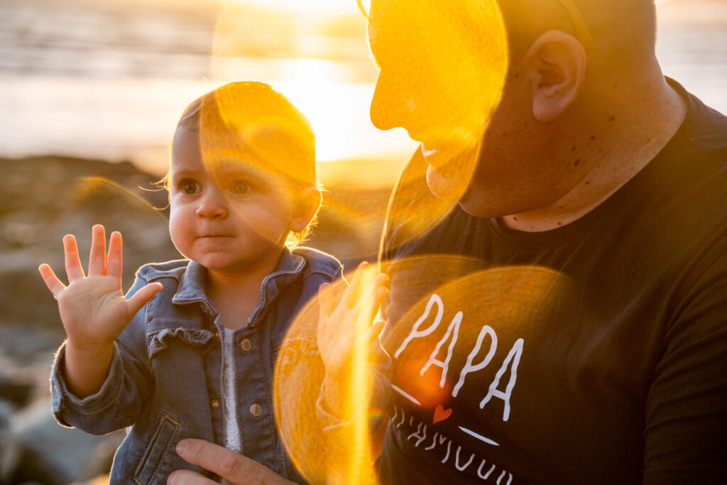 Un papa et sa petite fille photographiée par Audrey GUYON, photographe de famille en Normandie, dans la Manche.