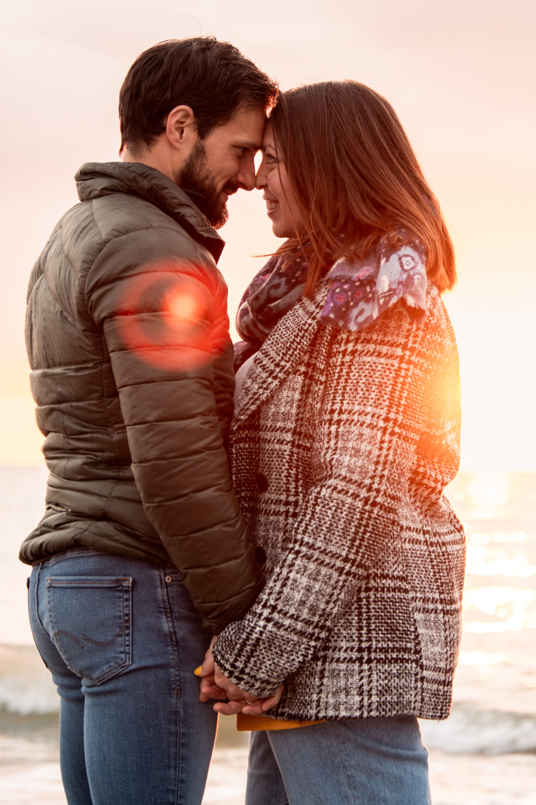 Photographe couple à Gouville sur mer, dans la Manche, en Normandie.