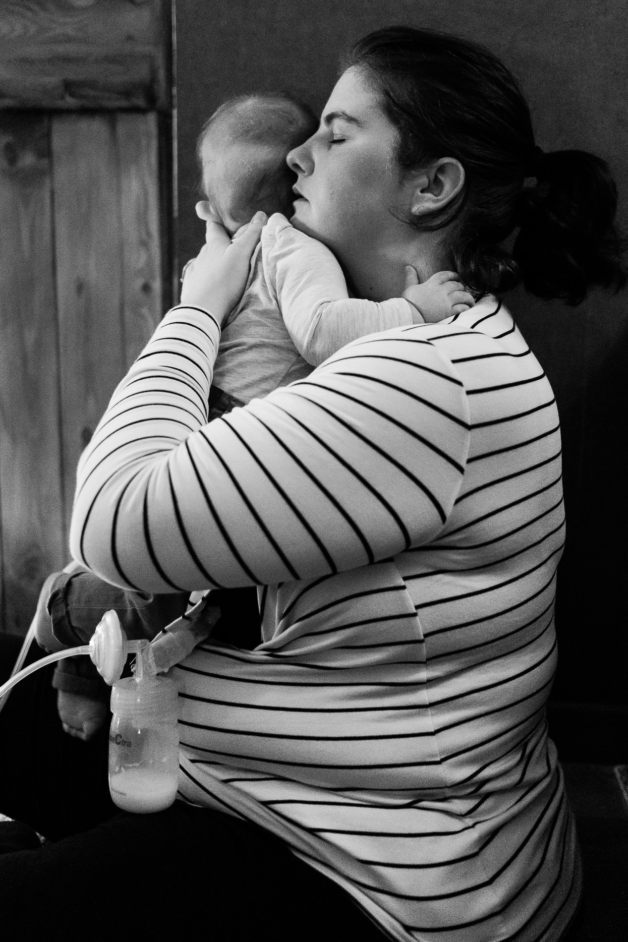 photographe post partum et allaitement normandie - seance photo bébé - reportage photo bebe en à domicile - audrey guyon - tire allaitement